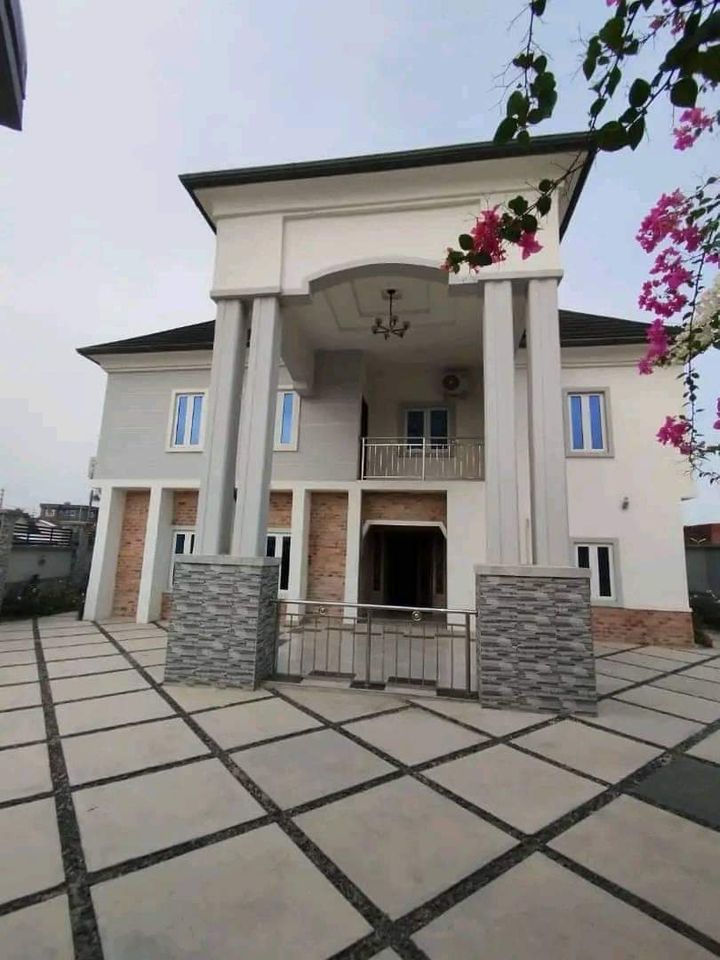 7 bedroom duplex for sale @ Brooks street off Wellington Bassey way, Uyo.