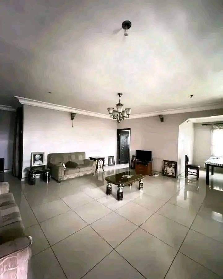 4 bedroom duplex with 3 units of 2 bedroom flats for sale Oron Road,Uyo