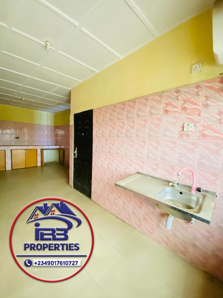 SPACIOUS THREE BEDROOM APARTMENT TO LET OFF ORON ROAD, UYO